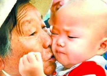 频繁亲吻小宝宝 或导致亲吻病